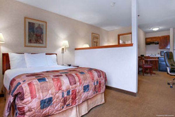 BAYMONT INN & SUITES BRANFORD (Stony Creek)